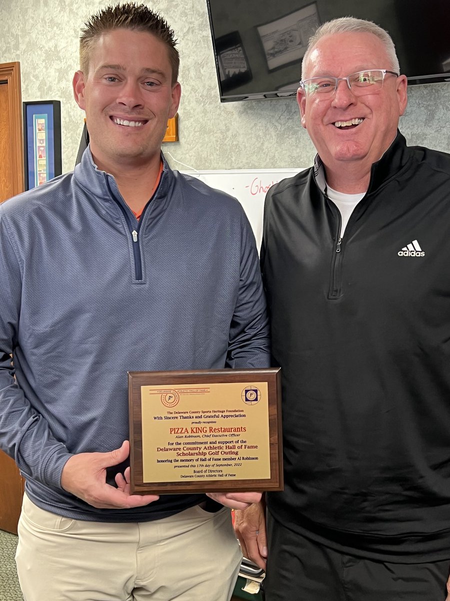 delcohof1's tweet photo. President of the Delaware Cnty Athletic Hall of Fame, Mike Bush, presenting a plaque to Alan Robinson, thanking Pizza King for their continued support of the Hall of Fame Golf Outing. Thank you, Pizza King, for your support!!! https://t.co/aBRwC1oxL9