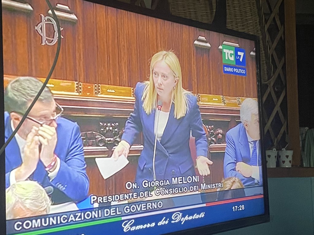 ardigiorgio's tweet photo. Meloni “mi guardi onorevole serracchiani: le sembra che io stia un passo dietro agli uomini?” https://t.co/LJFmVGvwRU