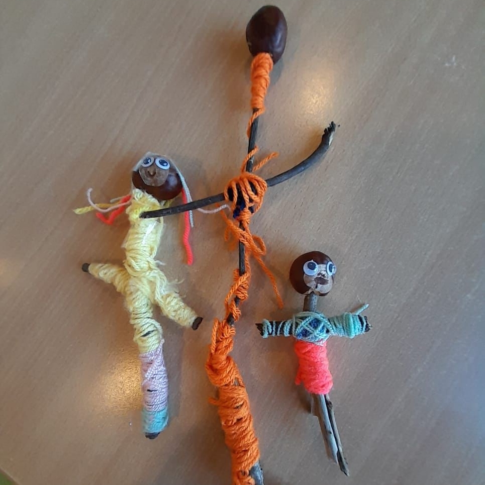 samenko's tweet photo. In de vakantie naar de #bso, alleen als het écht niet anders kan? Welnee, een feestje! Een #herfstspeurtocht, kastanjes en takken zoeken en er poppetjes van knutselen, marshmellows roosteren; gezelligheid alom bij bijvoorbeeld Sam&amp;billy! "Mama, mag ik morgen weer naar de bso?" https://t.co/MRKdjx89sy