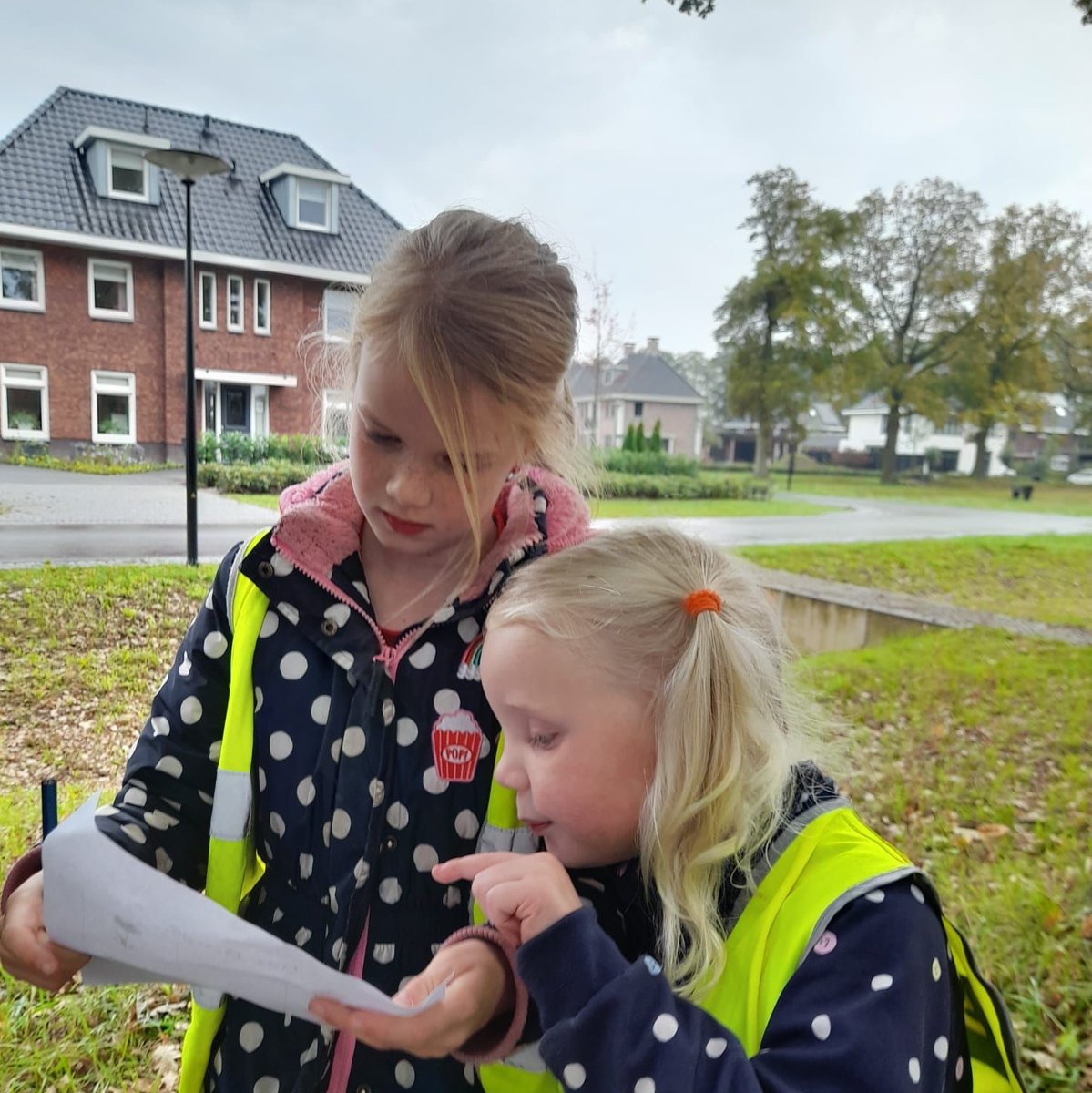 samenko's tweet photo. In de vakantie naar de #bso, alleen als het écht niet anders kan? Welnee, een feestje! Een #herfstspeurtocht, kastanjes en takken zoeken en er poppetjes van knutselen, marshmellows roosteren; gezelligheid alom bij bijvoorbeeld Sam&amp;billy! "Mama, mag ik morgen weer naar de bso?" https://t.co/MRKdjx89sy