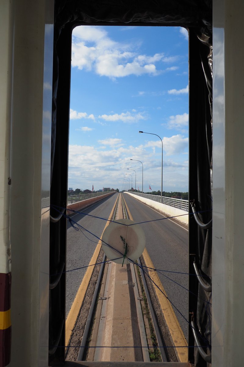 「タイとラオスの国境のメコン川にかかる鉄道道路併用橋を越える、客車たった2両だけの」|虻✈️C101ありがとうございましたのイラスト