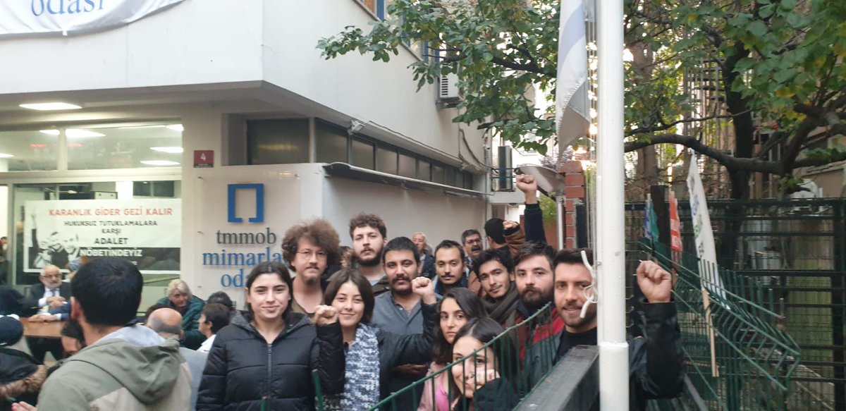 Ankara İl Örgütümüz tutuklu ailelerin de katıldığı TMMOB Mimarlar Odası Adalet Nöbeti'nin 183. günü etkinliğine katıldı. Yaşasın Devrimci Dayanışmamız!🚩 Yaşasın Gezi! Yaşasın Mücadelemiz!