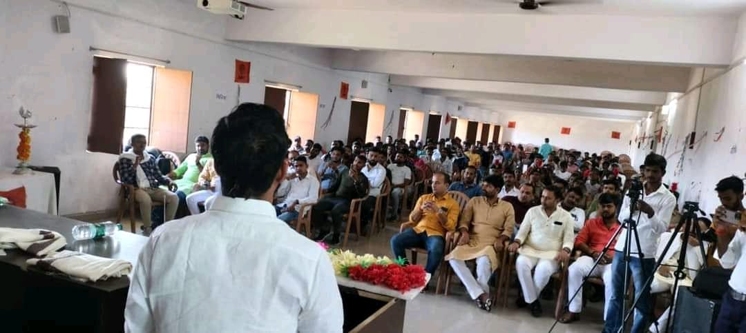 ABVPVoice's tweet photo. बिहार प्रांत में अभाविप मोहनियां इकाई द्वारा 'छात्र संवाद' का आयोजन किया गया जिसमें प्रसिद्ध कलाकार,लोकसभा सांसद श्री @ManojTiwariMP और क्षेत्रीय सह-संगठन मंत्री श्री @yagywalkya उपस्थित रहे। कार्यक्रम में बिहार को शिक्षा क्षेत्र में आगे बढ़ाने सहित विभिन्न विषयों पर चर्चा की गई। https://t.co/UajuzSKBJ1