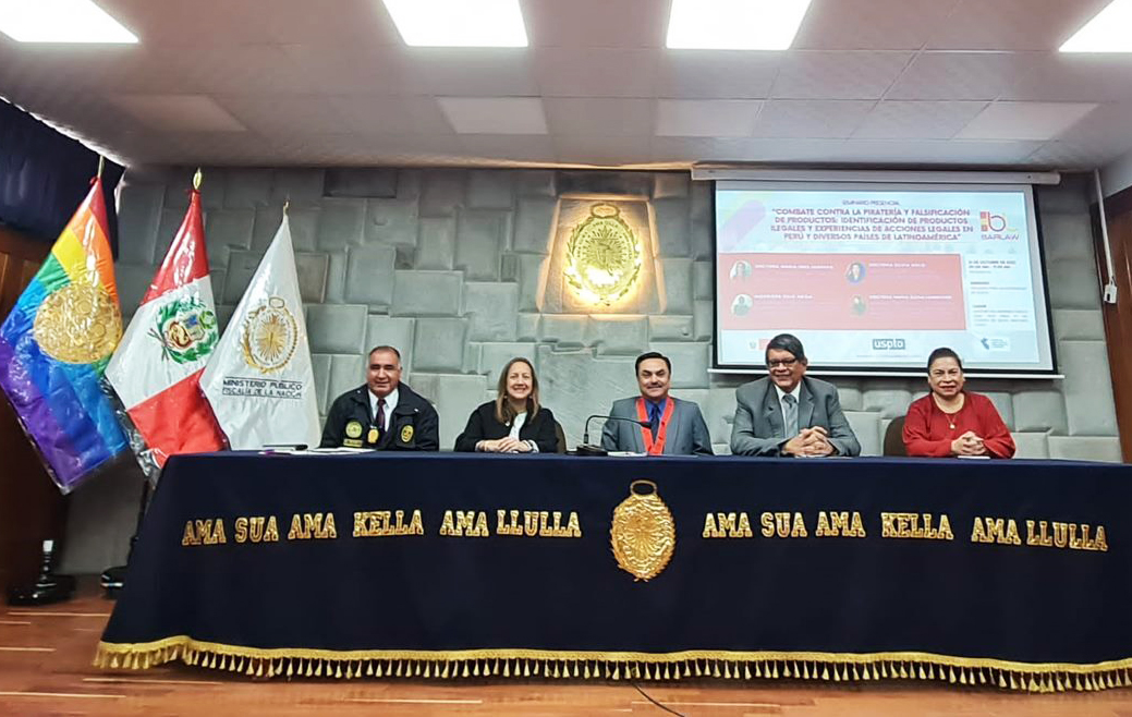 Silvia Solís, agregada interina de P.I. de @uspto, fue ponente en una capacitación dirigida a autoridades del Comando Regional de Cusco sobre la piratería y falsificación de productos, donde se compartieron las acciones realizadas para combatir estos crímenes en la región