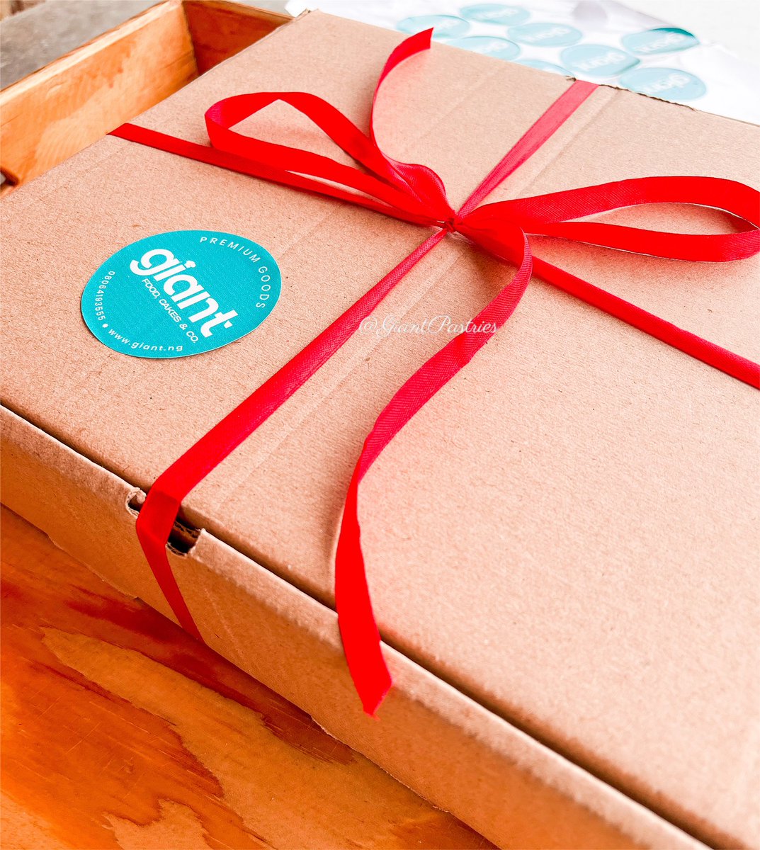 giantpastries's tweet photo. Food gifts are the best gifts tbh! ❤️❤️ #lagos #foodgiftbox https://t.co/hjymS5JhwE