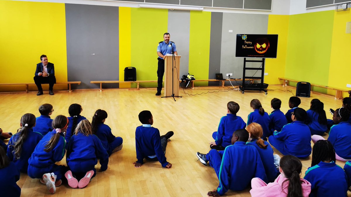 Garda Peter Collins chatted with the children in Scoil Aoife, Community National School, Dublin 24, about having a fun but safe Halloween! 🎃🎃🎃

#HalloweenSafety