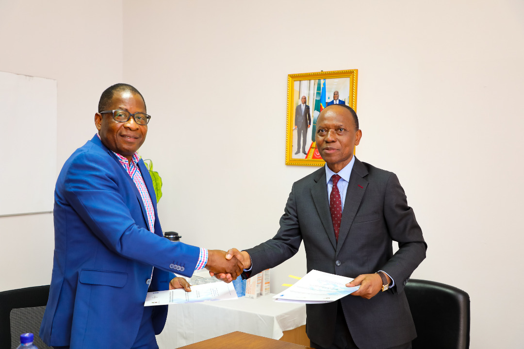 PNUDRDC's tweet photo. Signature du contrat  @PNUDRDC &amp; @CaritasCongo dans le cadre du @PDL145T_RDC pour la construction de 12 Infrastructures dont 4 écoles primaires, 4 centres de santé &amp; 4 bâtiments administratifs Territoriaux dans les Territoires de Befalé &amp; Boende (Tshuapa), Lisala &amp; Bumba (Mongala https://t.co/E38oybpdQR