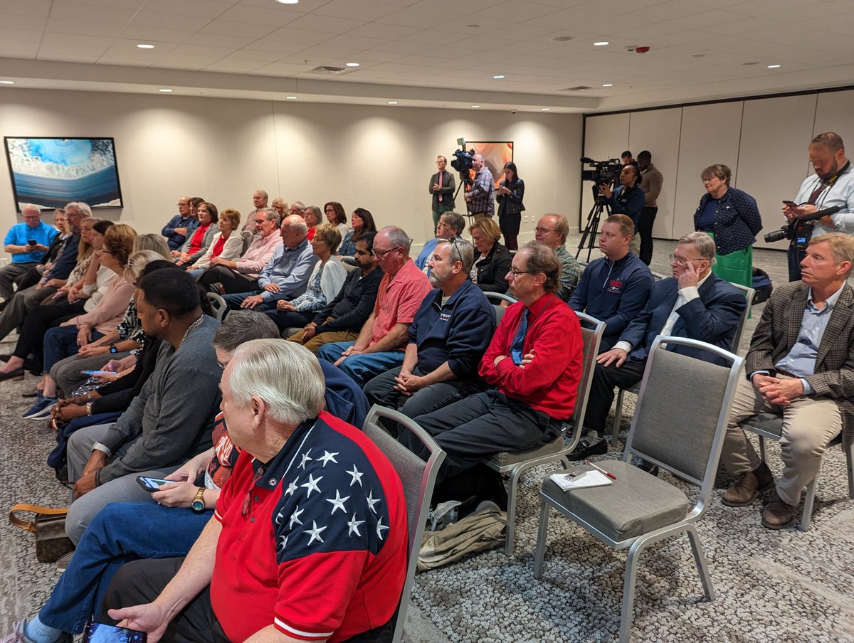 darreldrowland's tweet photo. 20 minutes before JD Vance and Lindsey Graham event, staff removes 5th row of chairs in Hilton Garden Inn meeting room
5 min before, they remove 4th row, leaving 3 rows totaling 48
#1 issue raised: the border https://t.co/kygu14Sih6