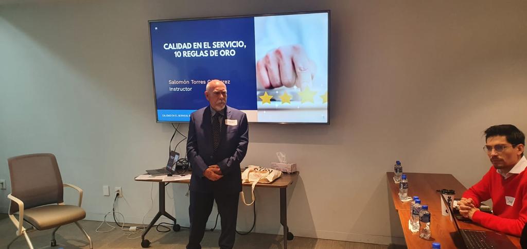 CeisPublica's tweet photo. México D.F. 24 de Octubre Iniciamos CICLO DE CAPACITACIÓN para URBANHUB MEXICO. Con el curso 𝑪𝑨𝑳𝑰𝑫𝑨𝑫 𝑬𝑵 𝑬𝑳 𝑺𝑬𝑹𝑽𝑰𝑪𝑰𝑶 10 𝑹𝑬𝑮𝑳𝑨𝑺 𝑫𝑬 𝑶𝑹𝑶 impartido por el Lic. Salomón Torres.  
Felicidades Lic. Jorge Manning y a tu exitoso equipo
#training #capacitacion https://t.co/7GKL6eJAXq