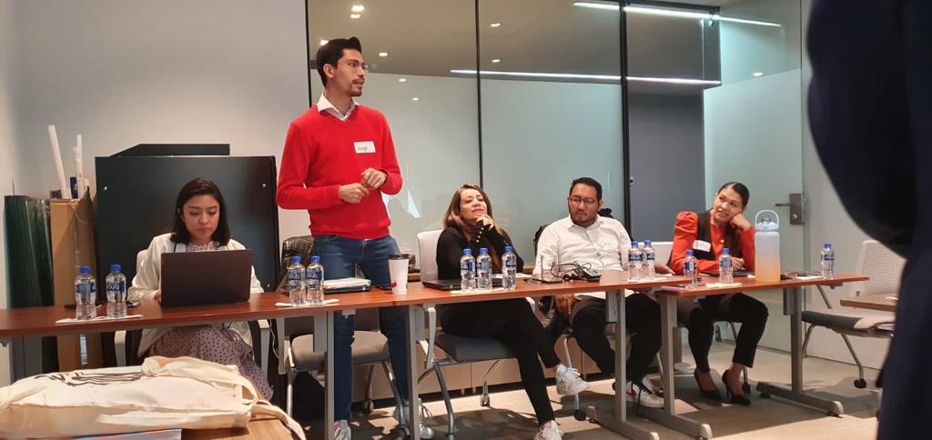 CeisPublica's tweet photo. México D.F. 24 de Octubre Iniciamos CICLO DE CAPACITACIÓN para URBANHUB MEXICO. Con el curso 𝑪𝑨𝑳𝑰𝑫𝑨𝑫 𝑬𝑵 𝑬𝑳 𝑺𝑬𝑹𝑽𝑰𝑪𝑰𝑶 10 𝑹𝑬𝑮𝑳𝑨𝑺 𝑫𝑬 𝑶𝑹𝑶 impartido por el Lic. Salomón Torres.  
Felicidades Lic. Jorge Manning y a tu exitoso equipo
#training #capacitacion https://t.co/7GKL6eJAXq