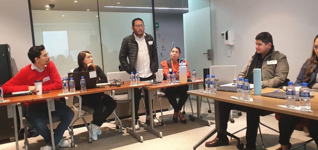 CeisPublica's tweet photo. México D.F. 24 de Octubre Iniciamos CICLO DE CAPACITACIÓN para URBANHUB MEXICO. Con el curso 𝑪𝑨𝑳𝑰𝑫𝑨𝑫 𝑬𝑵 𝑬𝑳 𝑺𝑬𝑹𝑽𝑰𝑪𝑰𝑶 10 𝑹𝑬𝑮𝑳𝑨𝑺 𝑫𝑬 𝑶𝑹𝑶 impartido por el Lic. Salomón Torres.  
Felicidades Lic. Jorge Manning y a tu exitoso equipo
#training #capacitacion https://t.co/7GKL6eJAXq