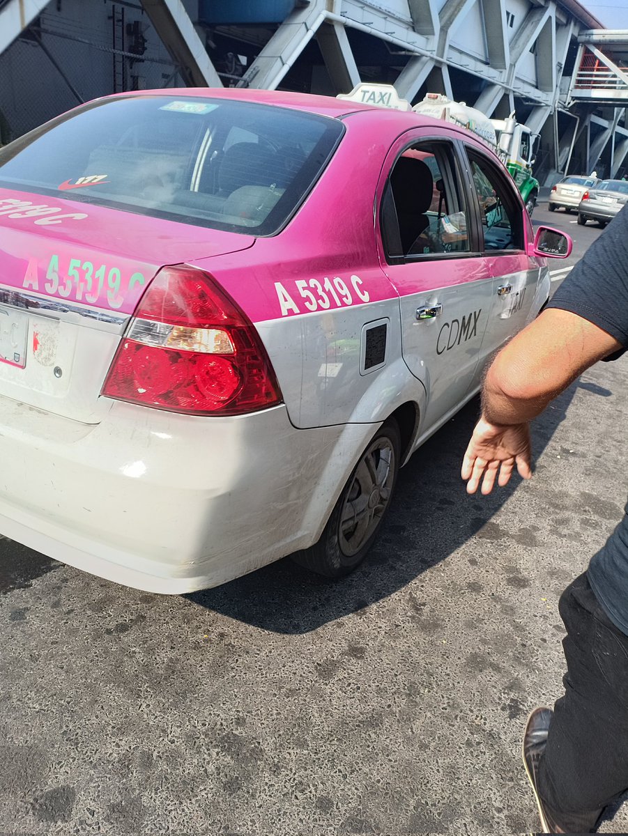 Teylov's tweet photo. @VigimoviCDMX Buenos días aborde este taxi en Av. Benito Juarez casi esquina con Av. Vergel. Al metro Constitución y me cobró $40 pesos cuando lo que se paga es $20 o hasta $25 pesos si hay tráfico. https://t.co/Pt7xwWUy0W