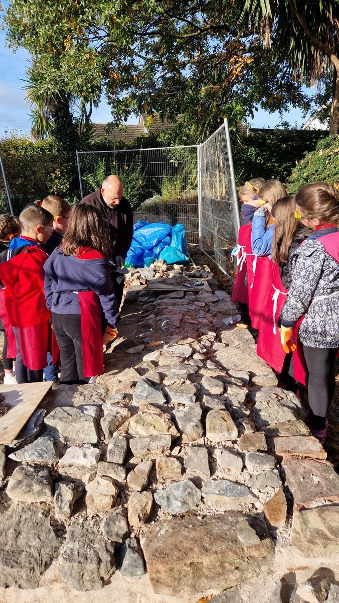 YYllys's tweet photo. Mwy o luniau. More pictures from today. @cadwwales @BenDavisCreate @DenbshireCside @DenbighshireCC @GCynradd #cwricwlwmigymru #ymchwilioeinhardallleol #exploringourlocalarea https://t.co/vDPMOCqD7b