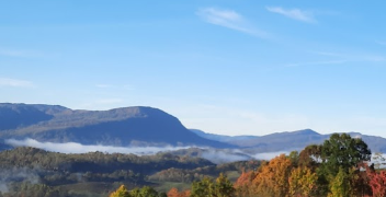 debbiesuesviews's tweet photo. Beautiful October morning in the mountains today. #fall #octobermorning #photography #fallphotography #NaturePhotography #fallinthemountains https://t.co/KMAQuqLsq6