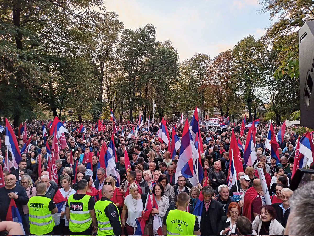 AJandric's tweet photo. Miting "Otadžbina zove" počinje u 18h, u Parku Mladen Stajanović već su se okupile hiljade ljudi. @unatelevizija https://t.co/4YSpVUllv2