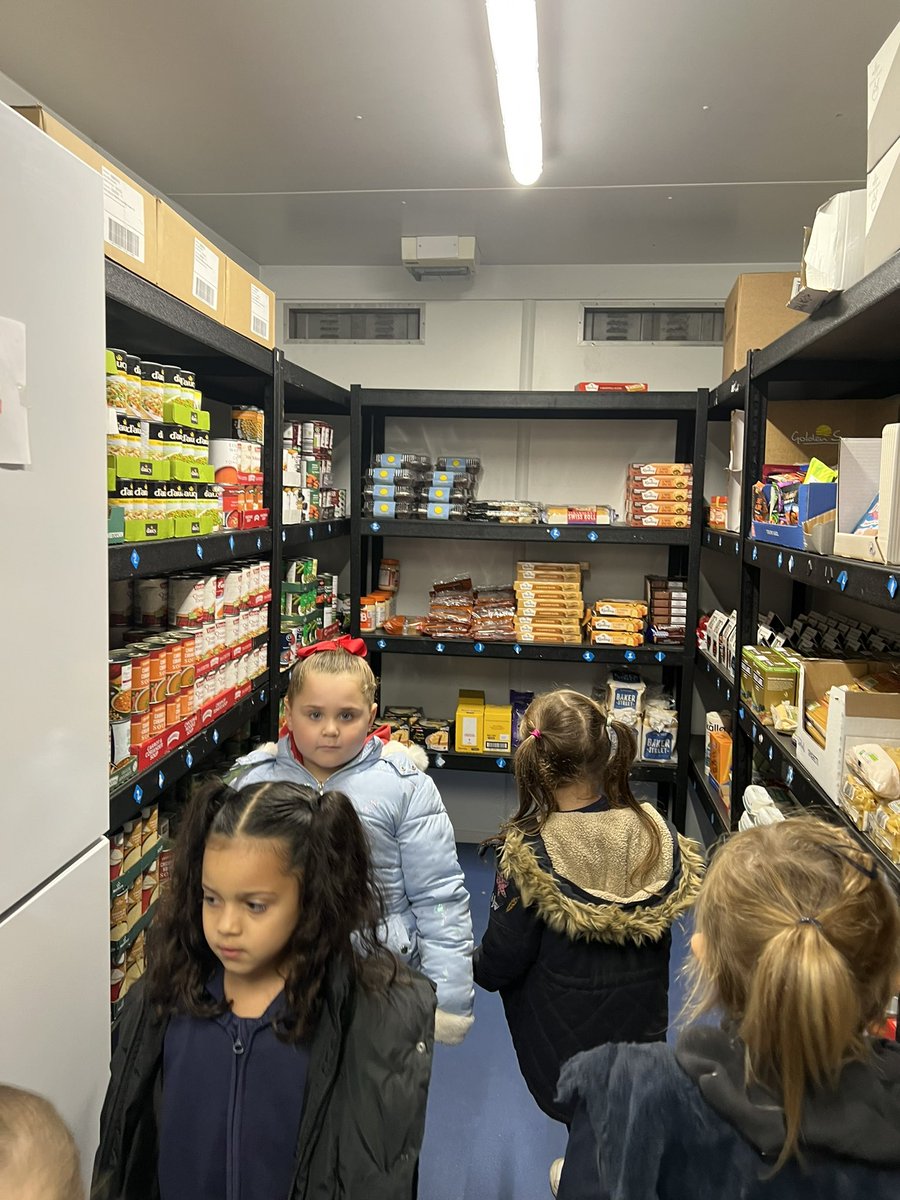 1BlwyddynYBE's tweet photo. Thank you so much to everyone who donated to @LlanrumneyHall’s food bank. We have been learning about People Who Help Us all term and today we got our turn to be local heroes!

Diolch i bawb a gyfrannodd i’r fanc bwyd. Heddiw cawsom ni ein tro i fod yn arwyr lleol! @BroEirwg 🦸‍♀️ https://t.co/nGYCkKET6n