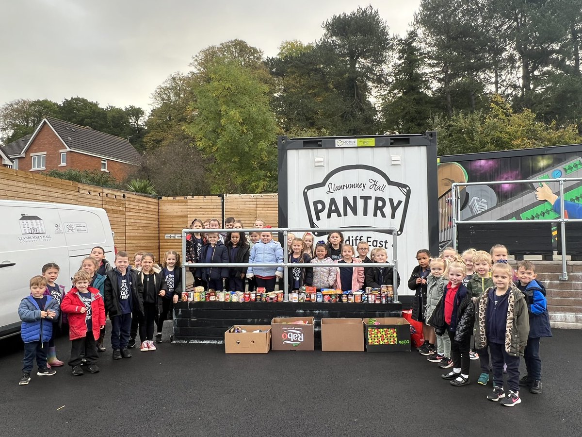 1BlwyddynYBE's tweet photo. Thank you so much to everyone who donated to @LlanrumneyHall’s food bank. We have been learning about People Who Help Us all term and today we got our turn to be local heroes!

Diolch i bawb a gyfrannodd i’r fanc bwyd. Heddiw cawsom ni ein tro i fod yn arwyr lleol! @BroEirwg 🦸‍♀️ https://t.co/nGYCkKET6n