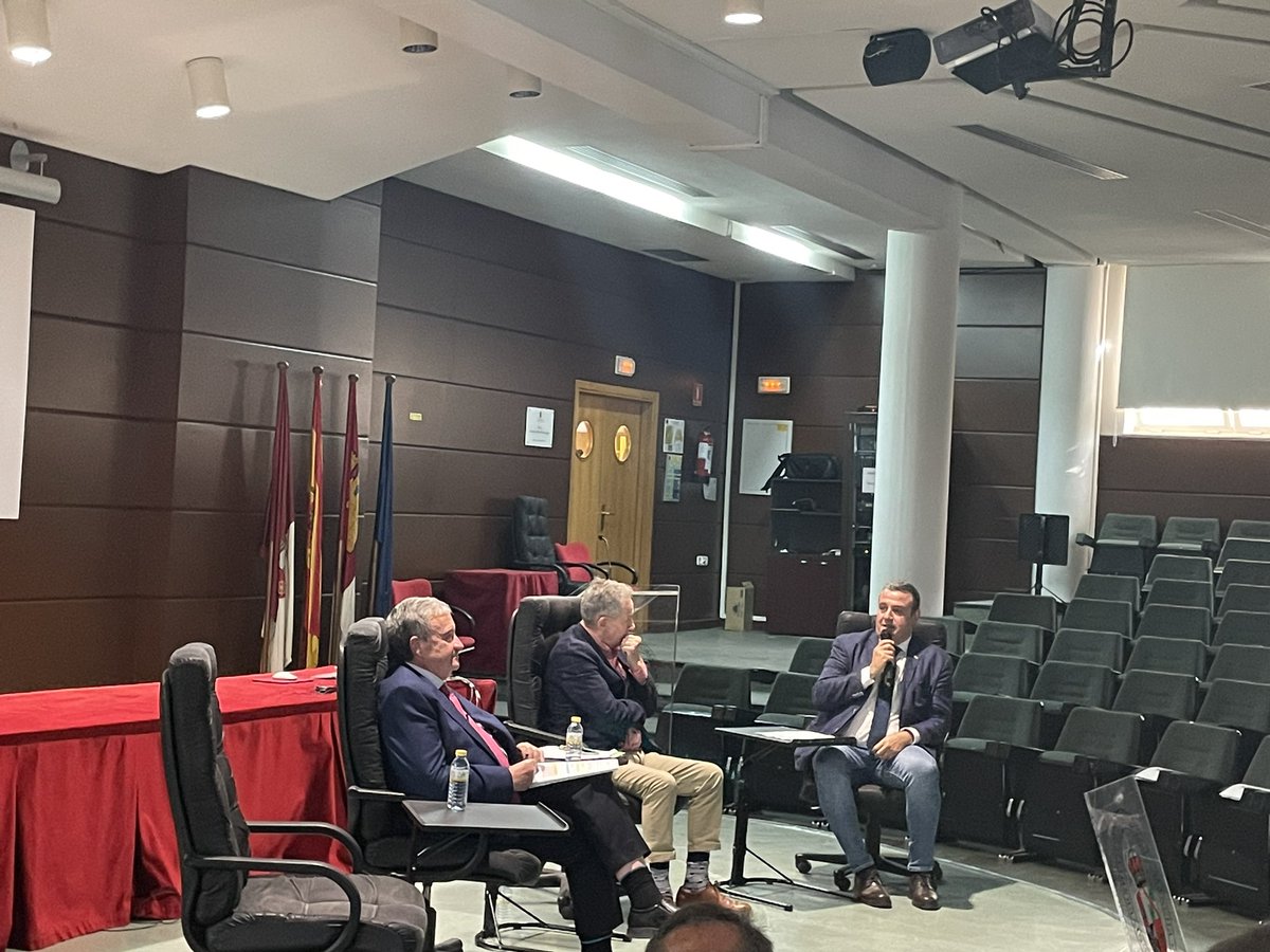 Conmemorando nuestros 40 años de Estatuto de autonomía gracias a la organización de <a href="/Derecho_CR_UCLM/">FDCS_UCLM</a> en la <a href="/BibliotecaUCLM/">Biblioteca UCLM</a> con <a href="/Juanjo_rubiog/">JuanjoRubioGuerrero</a> y Juan Sisinio Pérez Garzon <a href="/DelDerechoCCSS/">Delegación FDCS Ciudad Real</a>