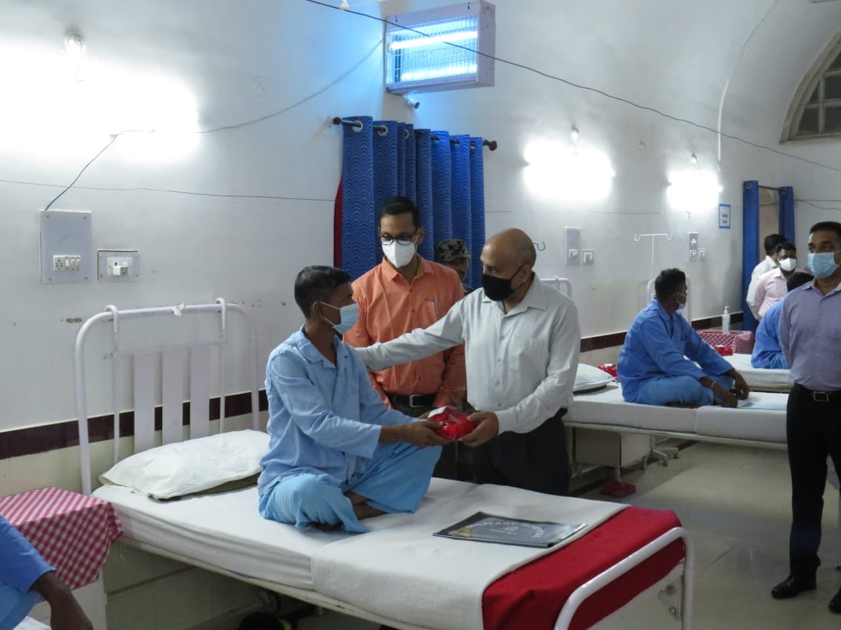 IaSouthern's tweet photo. #ShahbaazDivision reached out to its serving soldiers & their dependents admitted in the Military Hospital #Saugor on the auspicious occasion and celebrated #Diwali.
#WeCare
#SudarshanChakraCorps https://t.co/A4UJEXr9aU