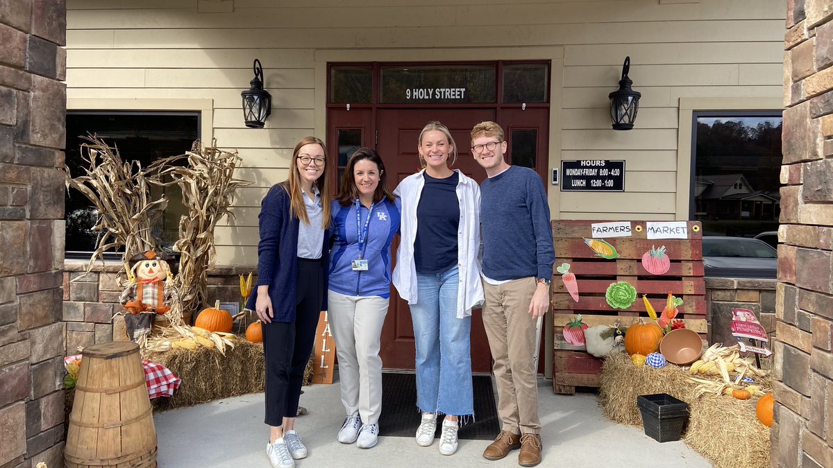 KatieCardarelli's tweet photo. It is a gorgeous day to do research in eastern Kentucky 🍁🎃@rachh423 @emilymdewitt https://t.co/kSllZi5fLD