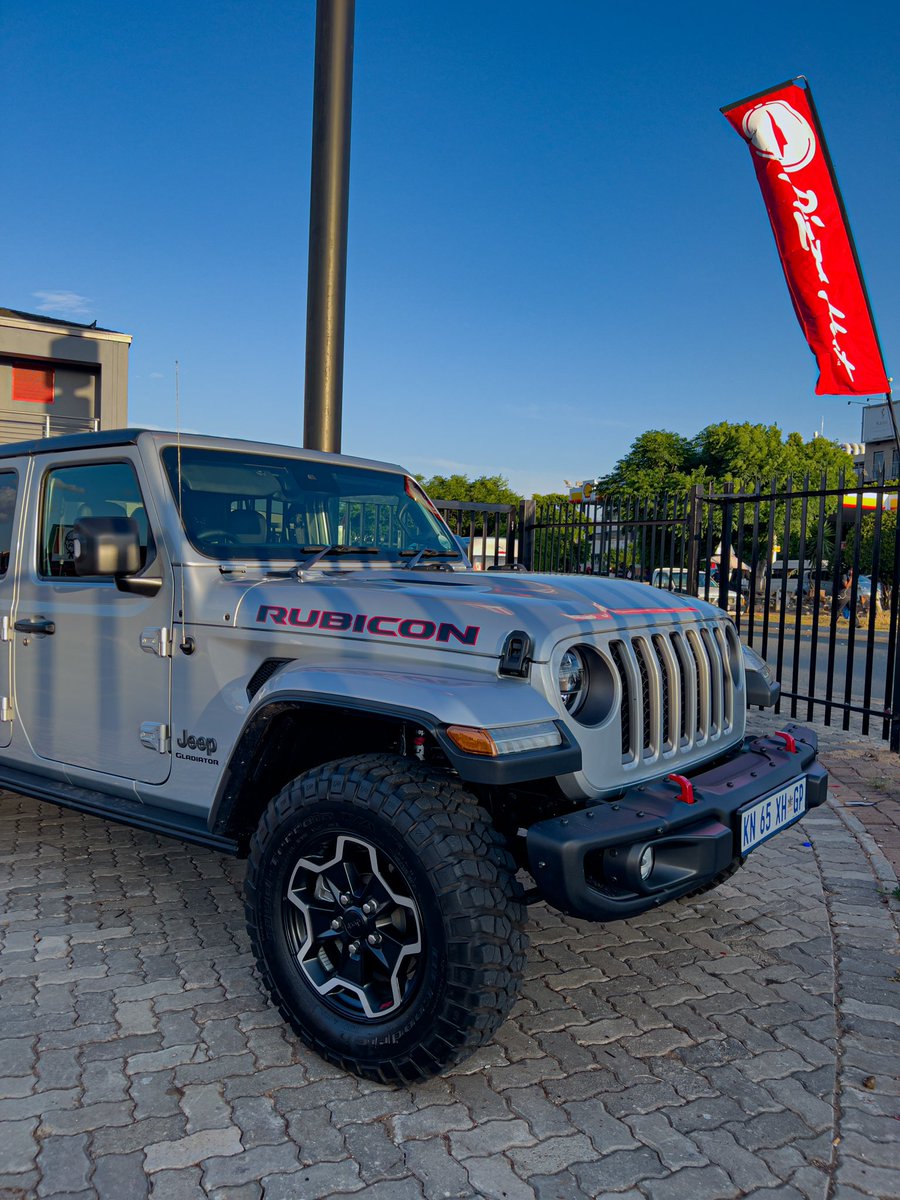 mpho_shami's tweet photo. Currently driving the only convertible bakkie in Mzansi, the Jeep Gladiator and man what a badass beast!!! The 3.6-litre V6 sounds extremely smooth! Currently averaging 14.8L/100km which so far isn’t too bad at all. Priced from R1.3Million https://t.co/1k6OeexmOx