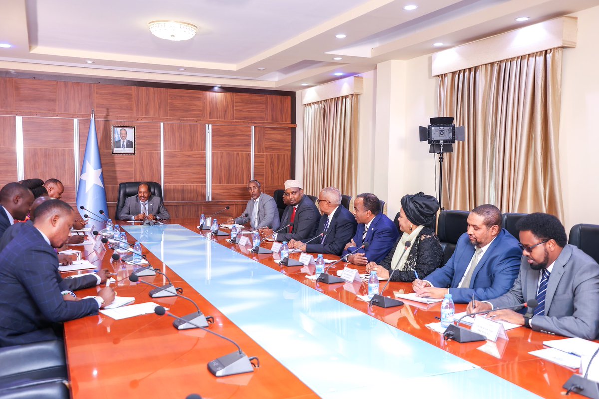 HassanSMohamud's tweet photo. I received the #EAC Secretary  General Hon. Peter Mathuki @pmathuki at @TheVillaSomalia today. We discussed remaining steps of #Somalia’s bid to join the #EAC as per the directive of the 22nd EAC summit to expeditiously fast track verification process to accede to the EAC Treaty. https://t.co/jmJZWrQmCG
