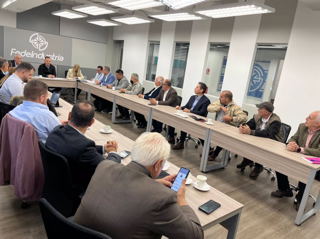 fedeindustria's tweet photo. Este lunes 24 de octubre los Directores de nuestra Federación, miembros y cámaras asociados celebraron Junta Directiva para tratar temas económicos que fortalezcan la producción nacional y lo Hecho en Venezuela. https://t.co/ceOGdcsHnN