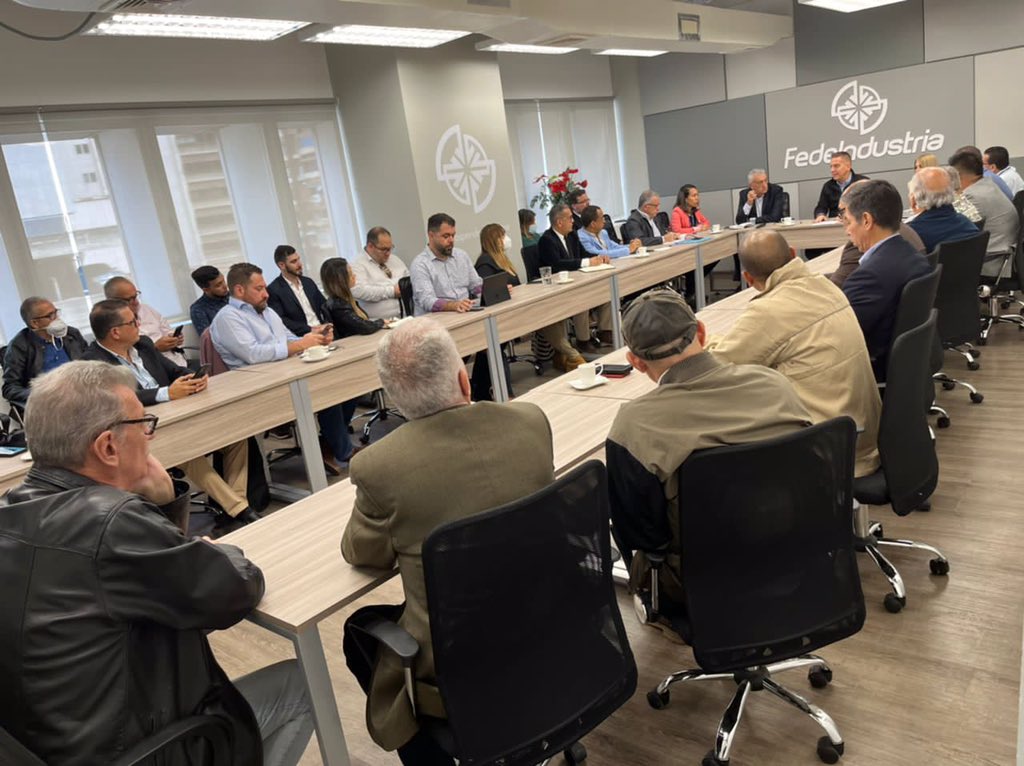 fedeindustria's tweet photo. Este lunes 24 de octubre los Directores de nuestra Federación, miembros y cámaras asociados celebraron Junta Directiva para tratar temas económicos que fortalezcan la producción nacional y lo Hecho en Venezuela. https://t.co/ceOGdcsHnN
