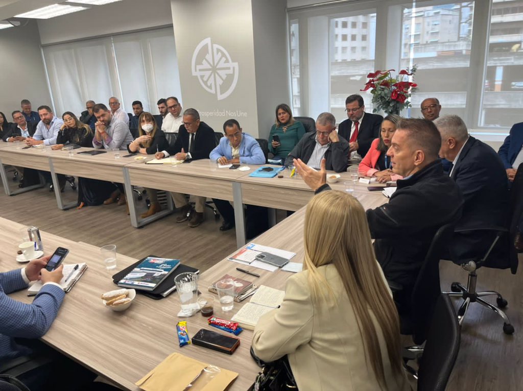 fedeindustria's tweet photo. Este lunes 24 de octubre los Directores de nuestra Federación, miembros y cámaras asociados celebraron Junta Directiva para tratar temas económicos que fortalezcan la producción nacional y lo Hecho en Venezuela. https://t.co/ceOGdcsHnN