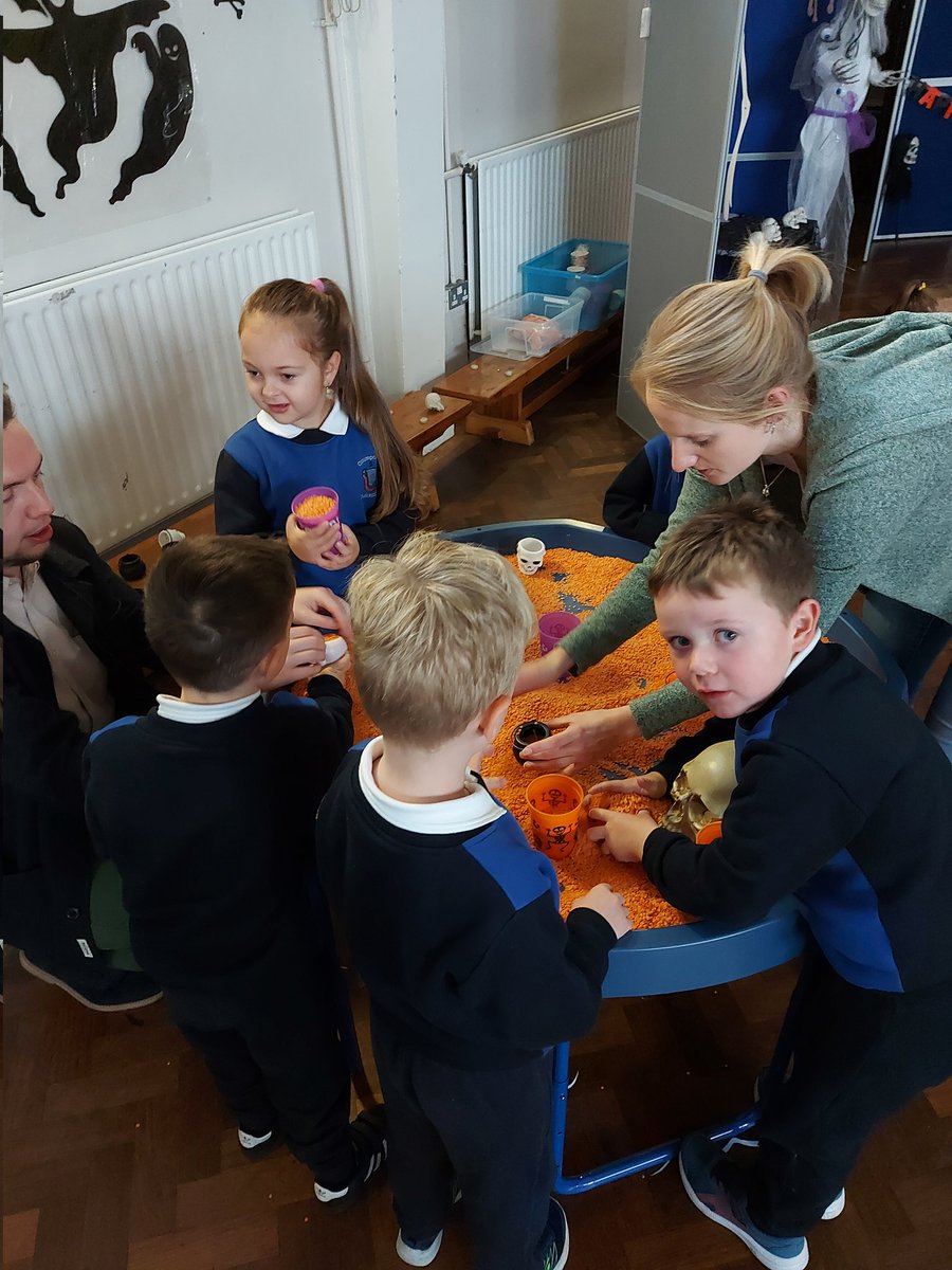 JInfantsAJS's tweet image. Room 5&apos;s Halloween Maths Trail in the hall was a SPOOKTAKULAR success! 🎃 

#mathsweek2022 has been fantastic so far!!! 👻 @mathsweek