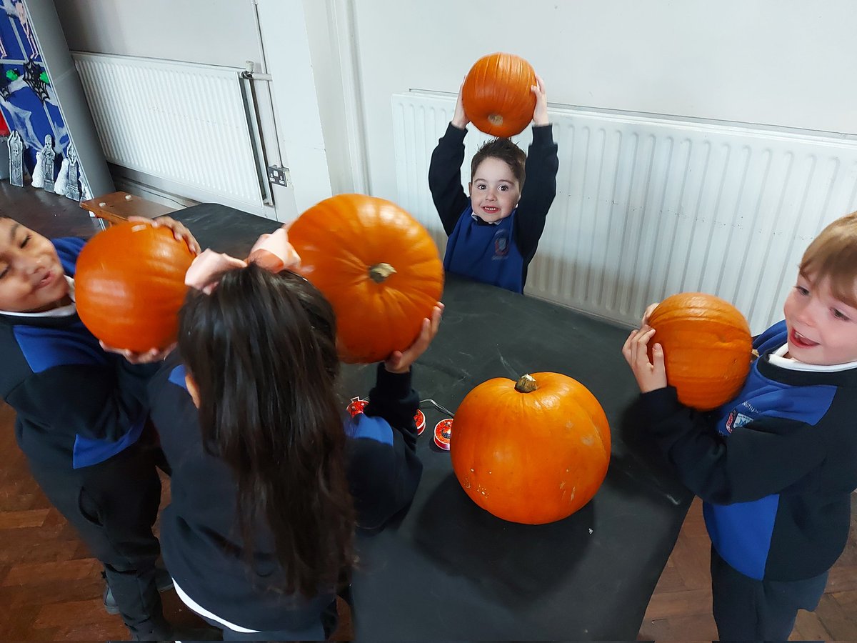 JInfantsAJS's tweet image. Room 5&apos;s Halloween Maths Trail in the hall was a SPOOKTAKULAR success! 🎃 

#mathsweek2022 has been fantastic so far!!! 👻 @mathsweek