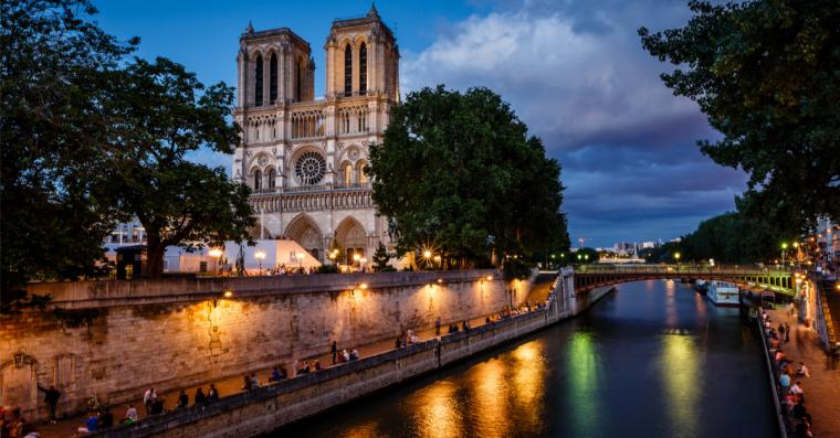 OfficialCDR's tweet image. On 12 December you will enjoy the prettiest illuminated monuments of #Paris through a dinner on a boat cruising the Seine river.

#CDR2022 #Paris