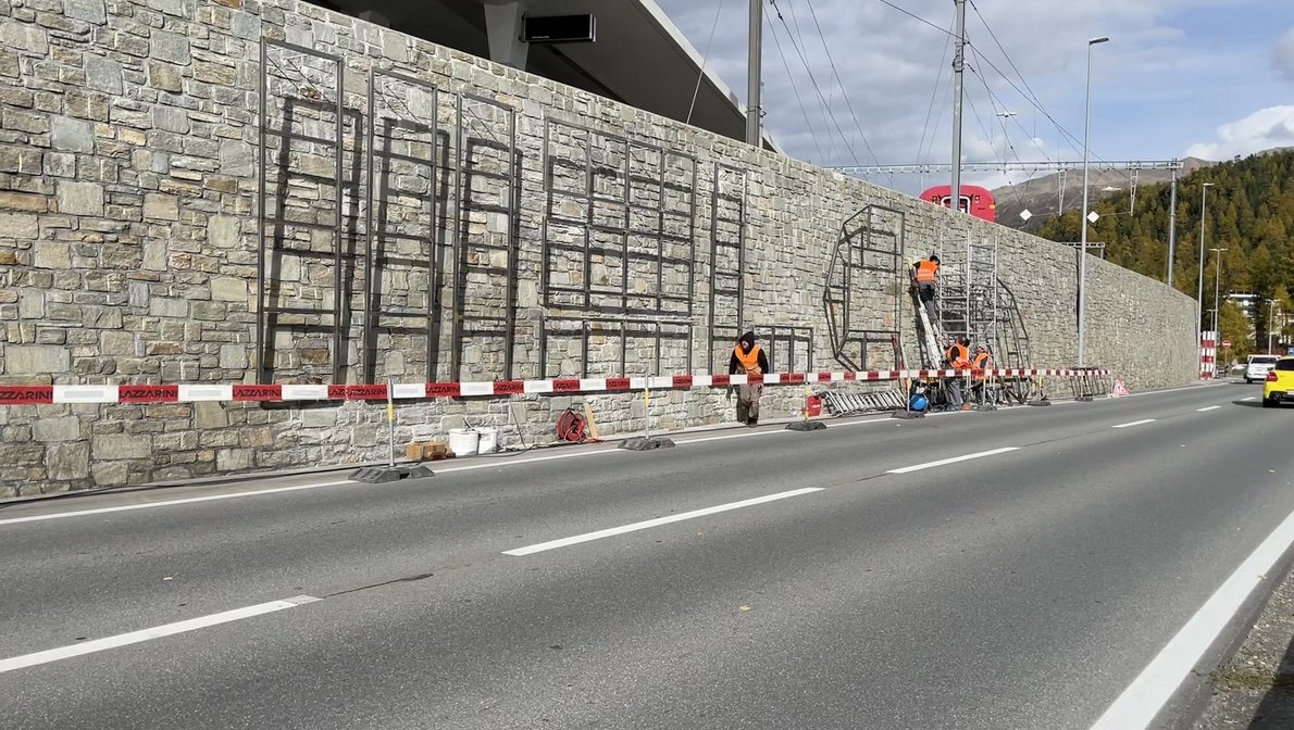 An der Steinmauer am St. Moritzer Seeufer unterhalb des Bahnhofs entsteht eine Installation der amerikanischen Künstlerin Barbara Stauffacher Solomon, die als «Supergrafikerin» mit Schweizer Background bekannt ist. gemeinde-stmoritz.ch/aktuelles/news…