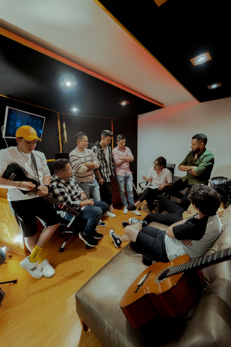 LosKRamones's tweet photo. En casa @tocaestudios junto a nuestros colegas @losdelpu3blo 🎙️ Lo que viene esta para dedicar 💥💥💥
#HechoEnTOCA #TocaEstudios #LosKRamones #LoDelPu3blo https://t.co/zeEqsTU8vM