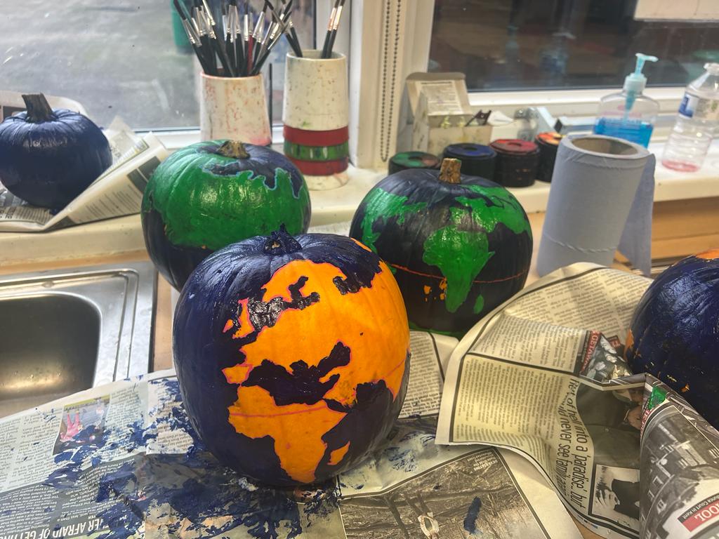 NewbridgeSchoo4's tweet photo. Fantastic 'Global Pumpkins' made by Year 8 in Humanities Club after school today. Da Iawn!🎃🎃🎃 https://t.co/gB44E4Cuni