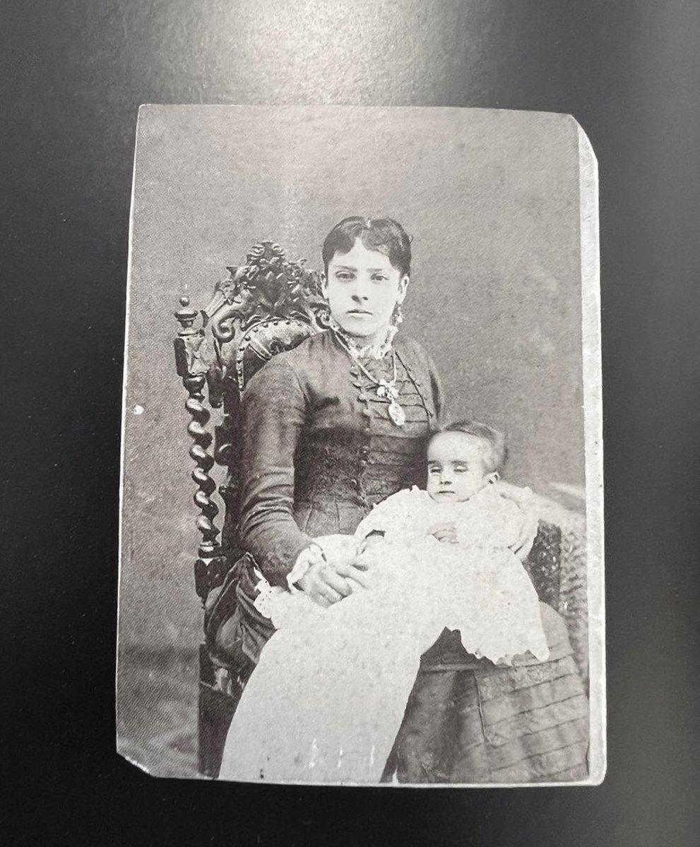 AnaLCepeda's tweet photo. En México tenemos una relación peculiar con la muerte. Bruno Newman documenta que, incluso frente a la muerte de un niño, tenemos rituales que mitigan el dolor del alma. Monsiváis decía que los niños mexicanos, al morir, descubren que tienen alas. https://t.co/08f19YlVc0
