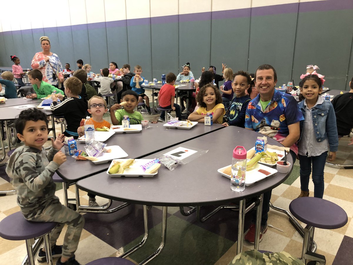 AshdownMayfield's tweet photo. Eating lunch with some awesome kindergarten friends!  @Jeni__Wilson @MayfieldTweets #MayfieldStrong #MiddieRising #Middiesonthemove #ChasingGreatness https://t.co/LKHqcJcL9F