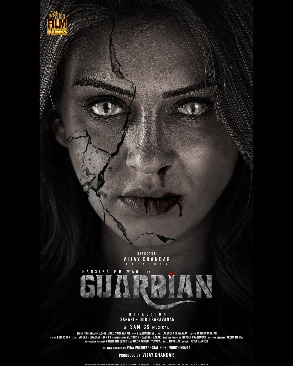 KollyUpdates's tweet photo. Interesting First Look of @ihansika's #Guardian
1st project of @vijayfilmaker 's @FilmWorksOffl
#GuardianFirstLook intriguing💥
@SamCSmusic @gurusaravanan @sabari_gireesn @shakthi_dop @artilayaraja @thiyaguedit @Gopaljames1 @RIAZtheboss @proyuvraaj @CtcMediaboy https://t.co/kxE66EHF5l