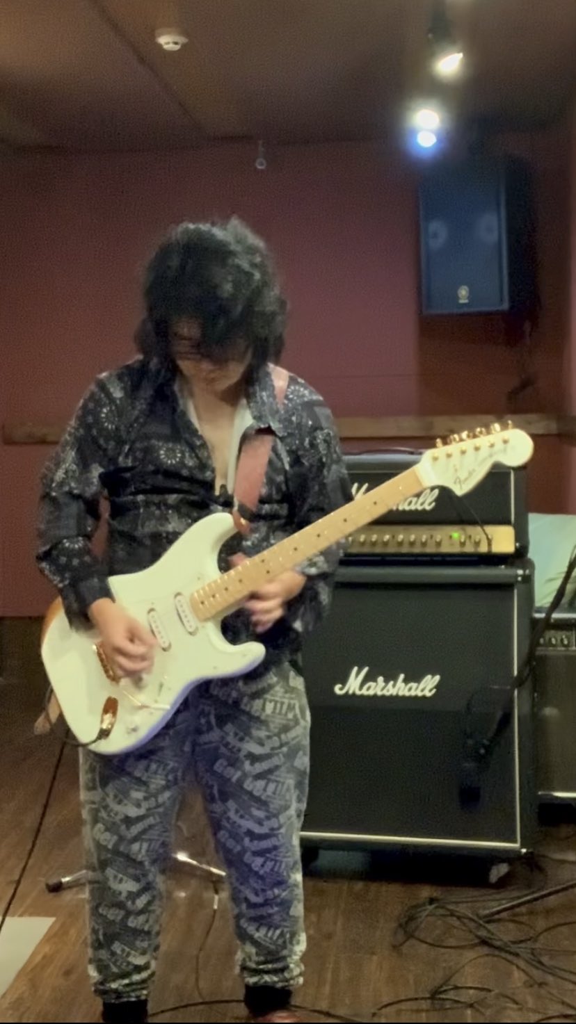 kanata_Guitarist on Twitter "改めて、ギター弾くときの姿勢も大事だなぁと🤔 見た目もそうだし、弾きやすさも変わっ