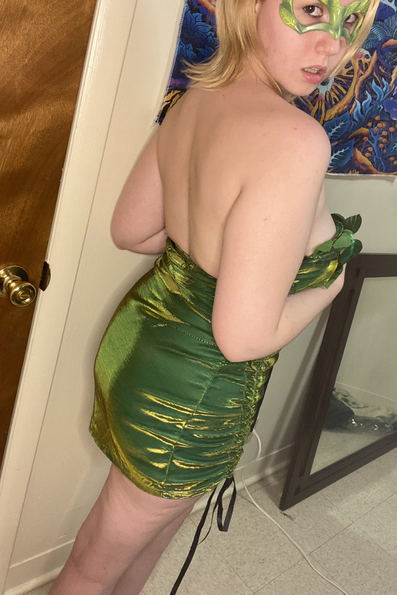 imbabykat's tweet photo. Chubby Poison Ivy 🍃🍃🍃 https://t.co/UWE412nAPK