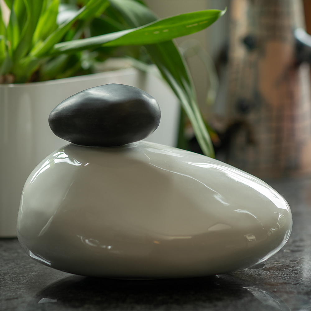UrnsForAngels's tweet photo. Our ceramic pebble urn can symbolise a calming atmosphere. When holding this urn the smooth surface will be reminiscent of your loved ones caring presence.🤍

#Ceramicurn #Urnsforangels #Designerurns https://t.co/rZj2R0MOu7