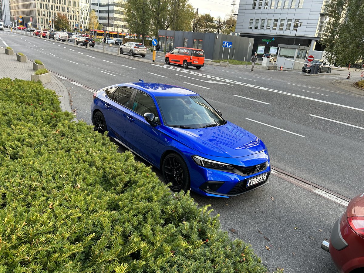 Niewiele jest aut, które tak wyróżniają się kolorem z szarej masy na ulicach. A szkoda. No i nowy Civic ogólnie jest świetny :)