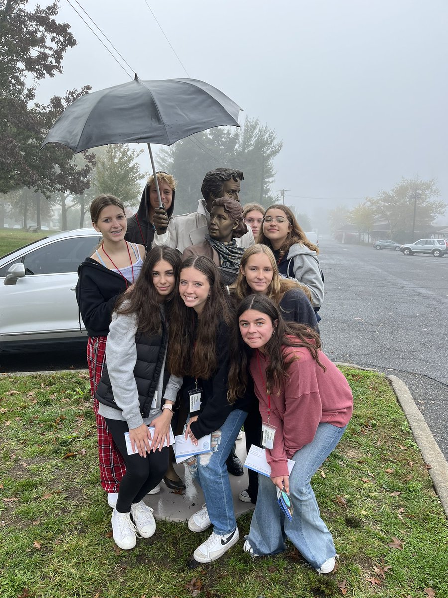 TierneyPPB's tweet photo. Art and English I students visit the Seward Johnson installment in Spring Lake! #WeRBeach #smallschoolsdoingbigthings #GoGulls https://t.co/sztGhyHV2a