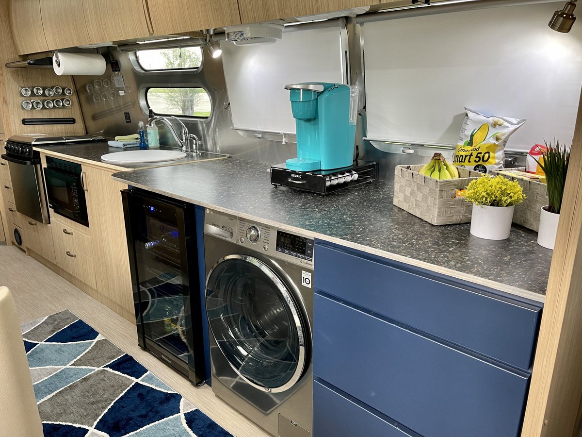 GoodSam's tweet photo. Glamping with your whole family just got a lot better with this 2019 @Airstream_Inc Flying Cloud 30FB from #GoodSamRVRentals 😇
🔗 https://t.co/ImGYYOhhH7 https://t.co/pSMZgk0UKA