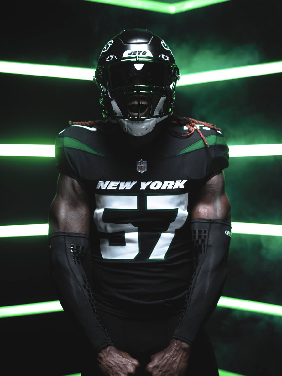 woodyjohnson4's tweet photo. It’s finally time. This weekend the alternate black helmet makes its debut. #NEvsNYJ https://t.co/zIjHXOnF15