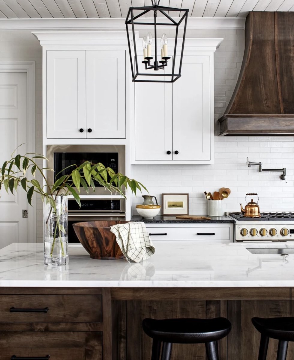 LoveTheRoom's tweet photo. The cool white paint paired with the warm wood creates such a cozy vibe in this space.
-
#LoveTheRoom 📷 @stacyzaringoldberg
Designer: @uniquekitchensandbaths
Builder: @carrmichaelconstruction
-
#LTR #InteriorDesign #RoomDesign #HomeInspo #HomeDecor #KitchenDesign #KitchenInspo https://t.co/brPKV6iUjy