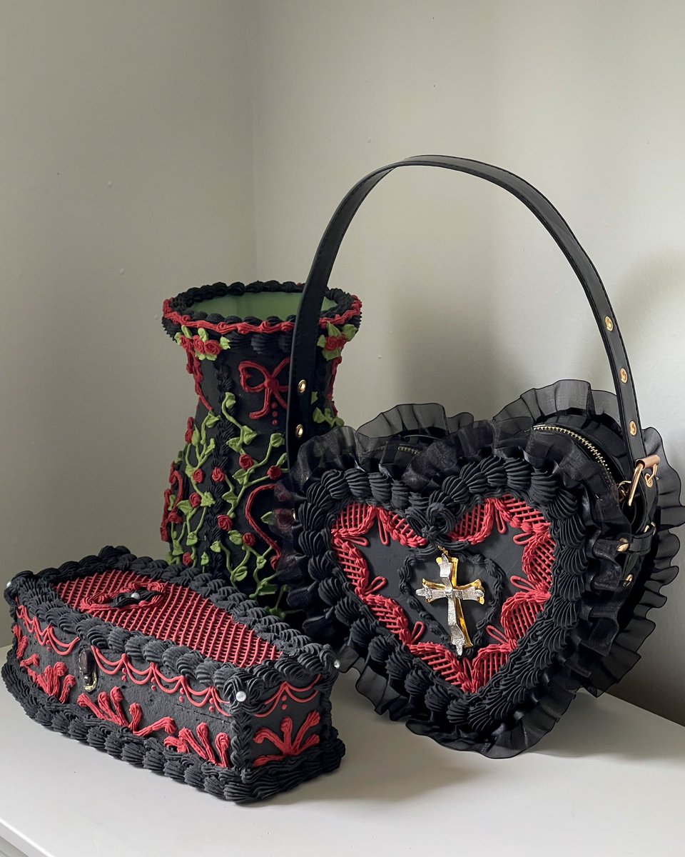 instagram's tweet photo. trick or treat 🖤🌹🕷

https://t.co/GNHN3GpNw9 https://t.co/bTCc3BhL2G