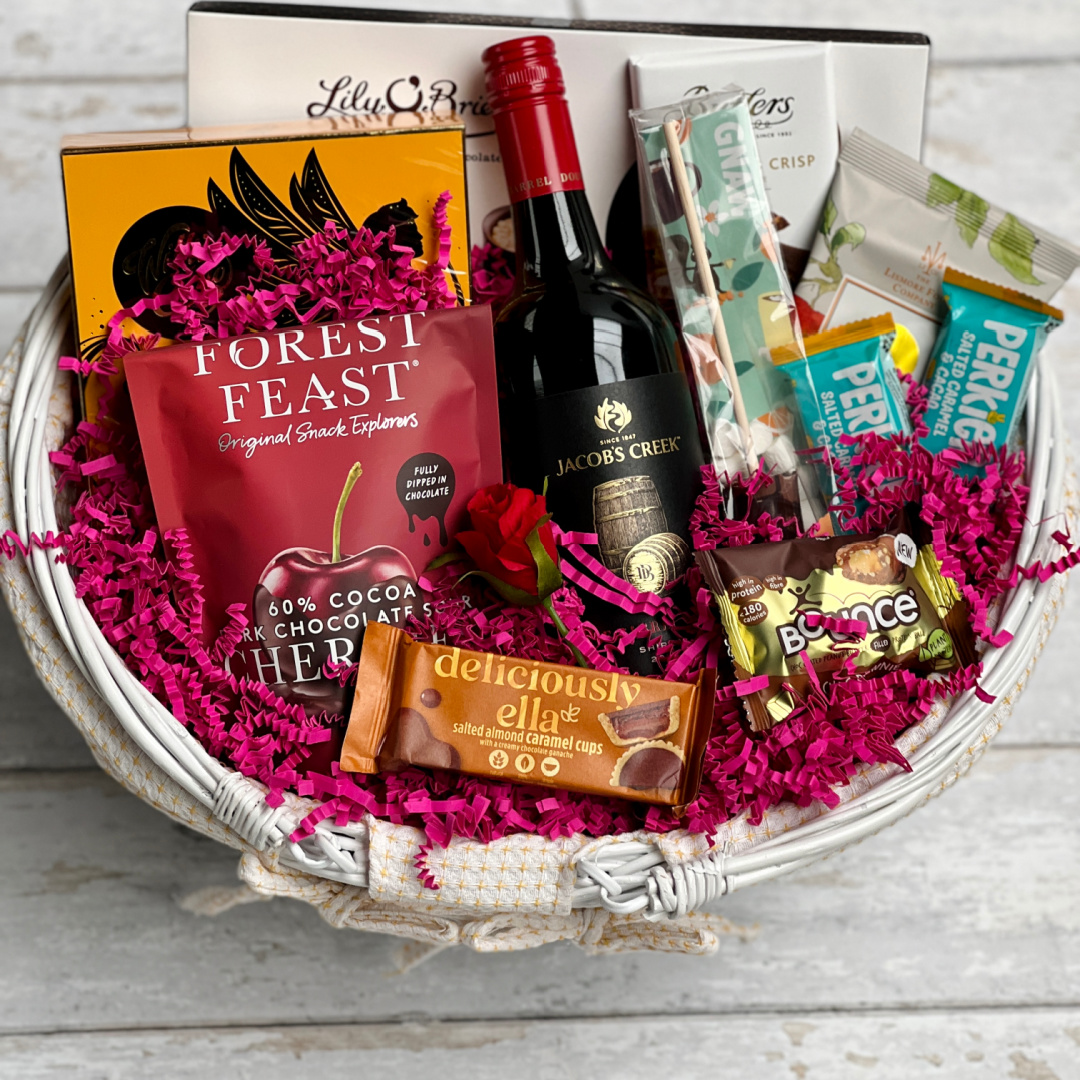 Today's Gift Basket Of The Day is "Divine Sparkling Celebration" ow.ly/kl7b50L3hvH 😀 Follow &amp; RT to enter #prize draw to #win a Gift Basket. More info via our blog. #dailydispatch #gifts #competition #retirementgifts #birthdaygifts