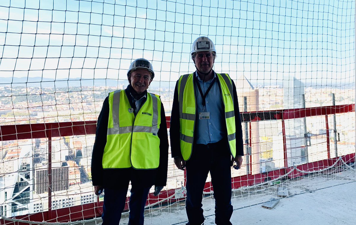 #lyon ce matin visite du #ToLyon, elle est belle notre Métropole vue du ciel. Celles et ceux qui vont travailler dans ces bureaux vont avoir bien de la chance. D’un côté Fourvière, de l’autre le Mont Blanc.