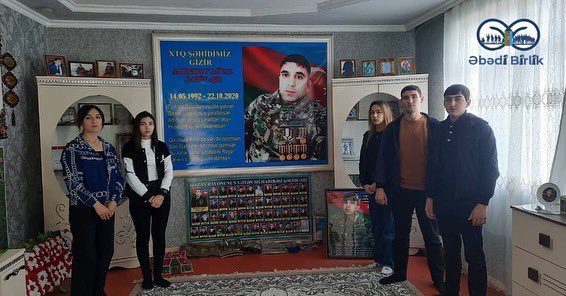 Ebedibirlik1's tweet photo. Bu gün "Əbədi Birlik" Gənclər İctimai Birliyinin gəncləri öz təşəbbüsləri ilə başlatdıqları " Vətən Sənindir " layihəsi ilə Qazax rayon Əzizbəyli kənd şəhidi Röyal Mədətovun anım günündə iştirak etmişlər.
#şəhid #qazi #vətən #vətənpərvər #vətənpərvərlik #ebedibirlik2022 #agstafa https://t.co/qZd3edT7HQ